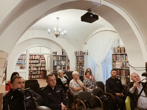 Na zdjęciu w pomieszczeniach Miejsko-Gminnej Biblioteki Publicznej w Oleszycach zgromadzeni goście przysłuchują się prelekcji.