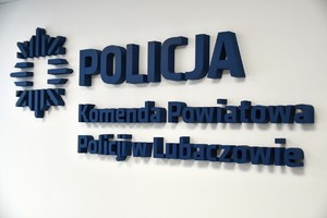 zdjęcie przedstawia napis w tle Komenda Powiatowa Policji w Lubaczowie.