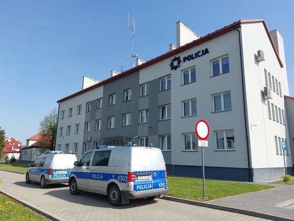 Na zdjęciu budynek Komendy Powiatowej Policji w Lubaczowie i dwa oznakowane radiowozy.