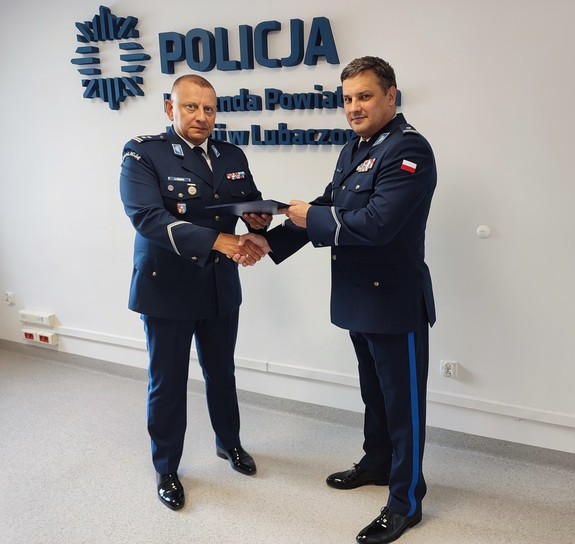 Na zdjęciu Komendanci w umundurowaniu wyjściowym Komendant Powiatowy Policji w Lubaczowie wręcza rozkaz swojemu Zastępcy.