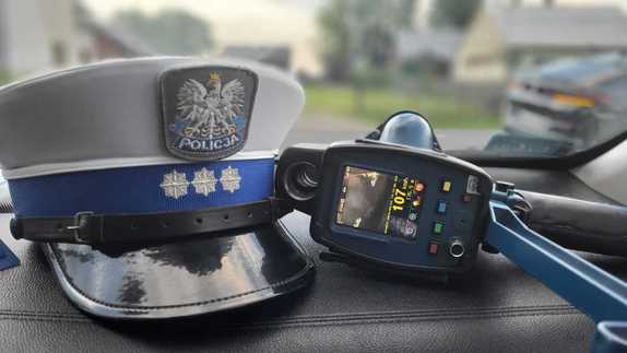 Na zdjęciu policyjna czapka i ręczny miernik prędkości.