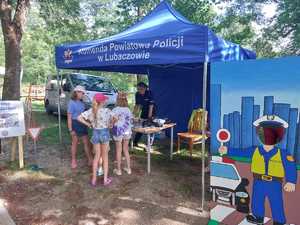 Na zdjęciu namiot z napisem Komenda Powiatowa Policji w Lubaczowie i fotobudka przedstawiająca policjanta.