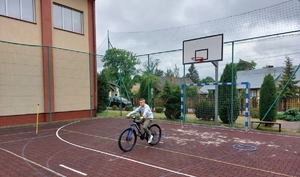 Na zdjęciu uczeń SP w Rudzie Różanieckiej pokonuje przeszkodę na rowerze.