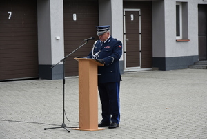 Na zdjęciu Komendanta Powiatowy Policji w Lubaczowie przemawia do zebranych gości.