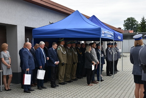 Na zdjęciu zgromadzeni podczas uroczystego apelu goście.