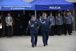 Na zdjęciu Zastępca Komendanta Wojewódzkiego Policji w Rzeszowie mł.insp. Jacek Juwa oraz mł.ins. Grzegorz Błaszczyk, w tle policjanci i zaproszeni goście.