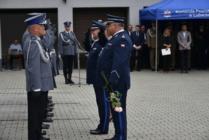 Na zdjęciu Zastępca Komendanta Wojewódzkiego Policji w  Rzeszowie mł.insp. Jacek Juwa i Komendant Powiatowy Policji w Lubaczowie wręczają mianowania na wyższe stopnie służbowe policjantom, w tle zaproszeni goście.