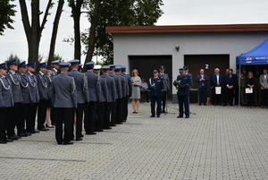 Na zdjęciu policjanci i zaproszeni goście w trakcie uroczystego apelu.