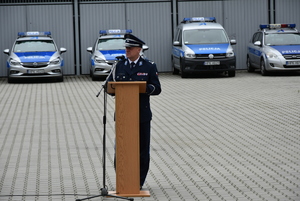 Na zdjęciu zastępca Komendanta Wojewódzkiego Policji w Rzeszowie mł.insp. Jacek Juwa w trakcie przemowy do zgromadzonych uczestników uroczystości.