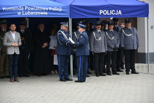 Na zdjęciu Zastępca Komendanta Wojewódzkiego Policji w Rzeszowie składa gratulacje Komendantowi Powiatowemu Policji w Lubaczowie. W tle zaproszeni goście.