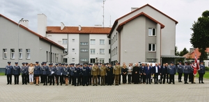 Na zdjęciu na tle Komendy Powiatowej policji w Lubaczowie uczestnicy uroczystego apelu z okazji Święta Policji.