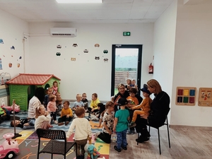 Na zdjęciu policjantki w trakcie spotkania z dziećmi w przedszkolu.