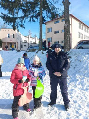 Na zdjęciu znajduje się policjant z uczzennicami szkoły podstawowej w Horyńcu-Zdroju.