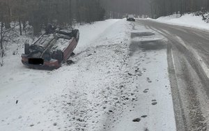 Zdjęcie przedstawia miejsce zdarzenia drogowego do którego doszło na trasie Narol - Bełżec. Na poboczu leży samochód osobowy marki peugeot wywrócony na dach.