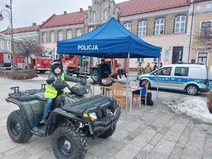 Zdjęcie przedstawia funkcjonariuszy KPP Lubaczów którzy promują zawód policjanta. Całe zdarzenie ma miejsce na lubaczowskim rynku.