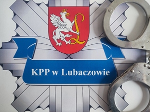 Na zdjęciu znajduje się logo Komendy Powiatowej Policji w Lubaczowie oraz kajdanki.