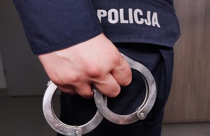 Na zdjęciu kajdanki i napis policja.