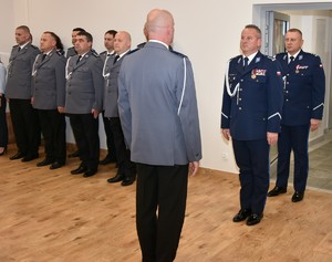 Na zdjęciu policjanci w umundurowaniu służbowym wyjściowym - składanie meldunku dowódcy uroczystości.