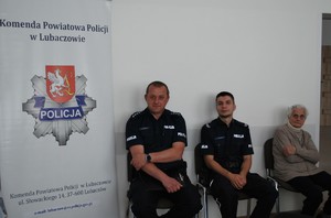 Na zdjęciu dwóch policjantów u umundurowaniu służbowym.