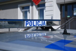 Na zdjęciu napis policja umieszczony na radiowozie.