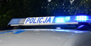 Na zdjęciu galeryjka z napisem policja wysyłająca sygnał świetlny.