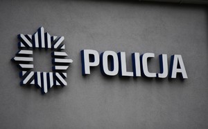 Na szarym tle logo i napis: &quot;POLICJA&quot;