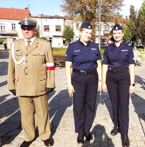 Na zdjęciu dwie policjantki w umundurowaniu służbowym i przedstawiciel Światowego Związku Żołnierzy AK.