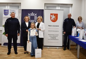 Komendant i zaproszeni goście z jedną z laureatek.