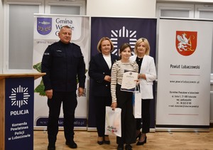 Komendant i zaproszeni goście z jedną z laureatek.