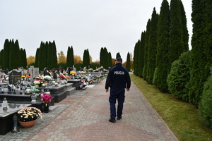 Policjant w umundurowaniu służbowym cmentarz.