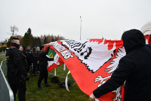 Kibice rozkładający flagę swojego klubu.