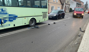 Autobus i pojazdy osobowe na skrzyżowaniu.