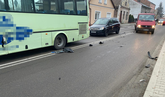 Autobus i pojazdy osobowe na skrzyżowaniu.