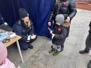 Policjantka i dziecko.