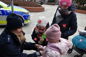 Policjantka i dzieci.