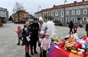 Policjantka i dzieci oraz kobieta przebrana za anioła.