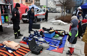 Policjantka i strażak prezentują sprzęt.