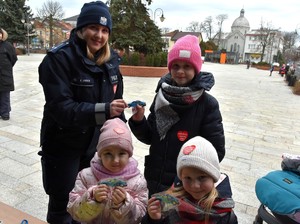 Policjantka i dzieci.