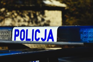 Galeryjka z radiowozu z napisem policja.