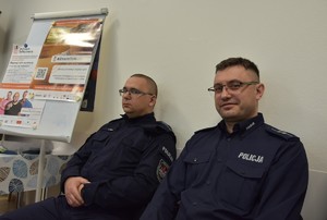 Dwóch policjantów w umundurowaniu służbowym.