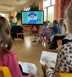 Dzieci oglądają film edukacyjny.