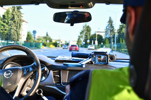 Policjanci w radiowozie.