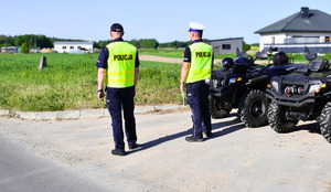 Policjanci w umundurowaniu.