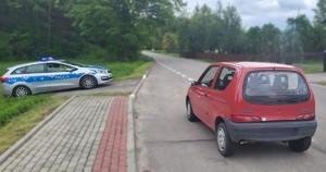 Na drodze oznakowany radiowóz i osobowy fiat.