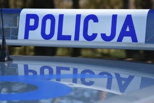 Galeryjka radiowozu z napisem &quot;POLICJA&quot;.