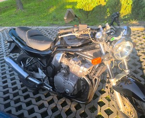 Stojący motocykl.