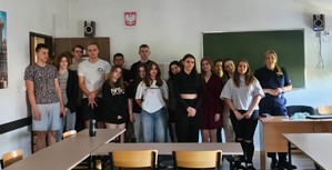 Grupa młodzieży o policjantka.