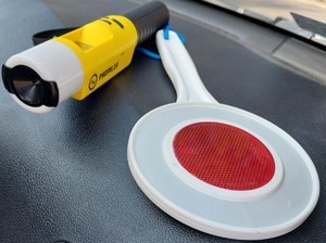 Alkomat i tarcza do zatrzymywania pojazdów.
