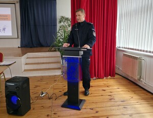 Policjant w mundurze przemawia.