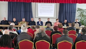 Prelegenci i uczestnicy debaty.
